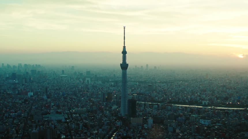 A very tall tower is in the middle of the city
