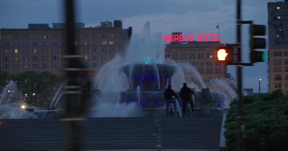 Traffic drives by the huge fountain in the city