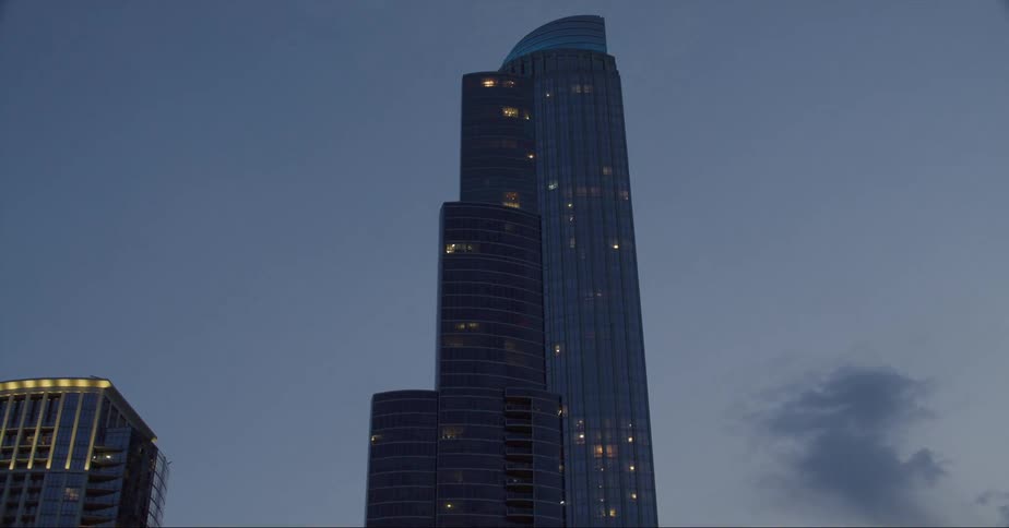 A tall skyscraper in a city at night