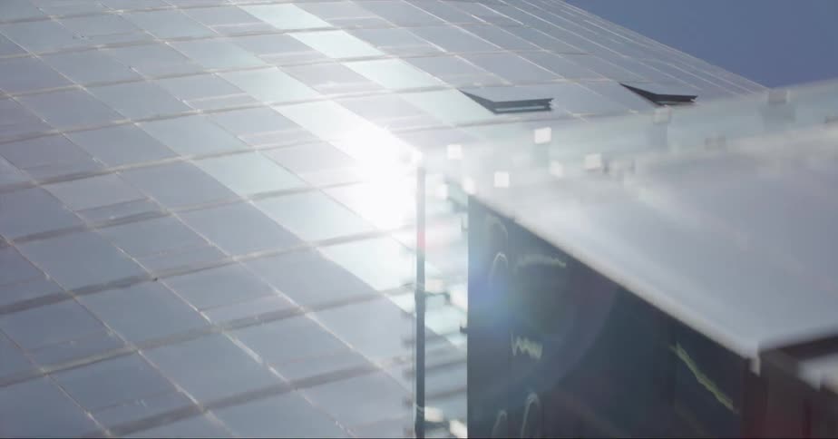 A view of a tall skyscraper outdoors