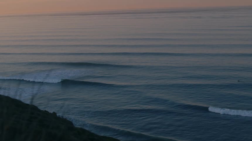 Ocean waves rolling in to the shore