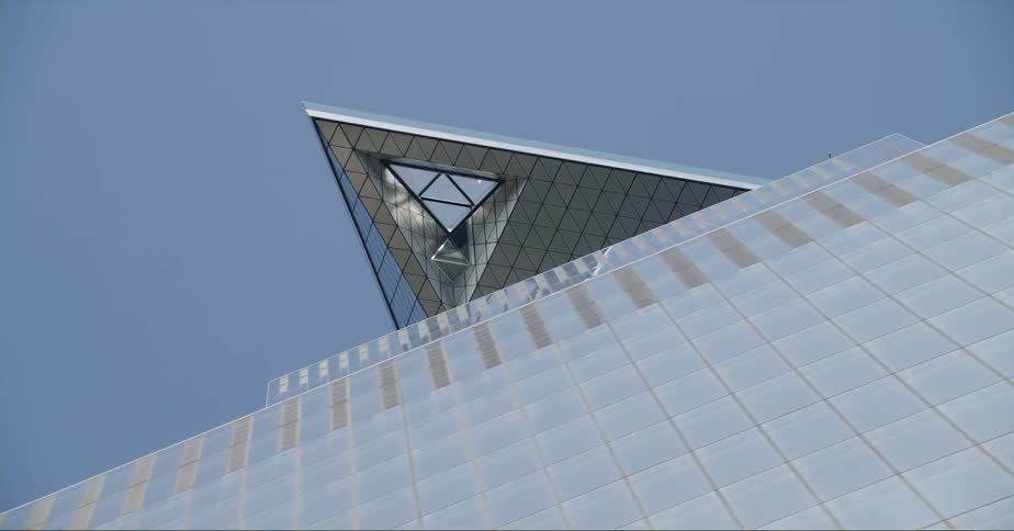 A high rise office building in a city