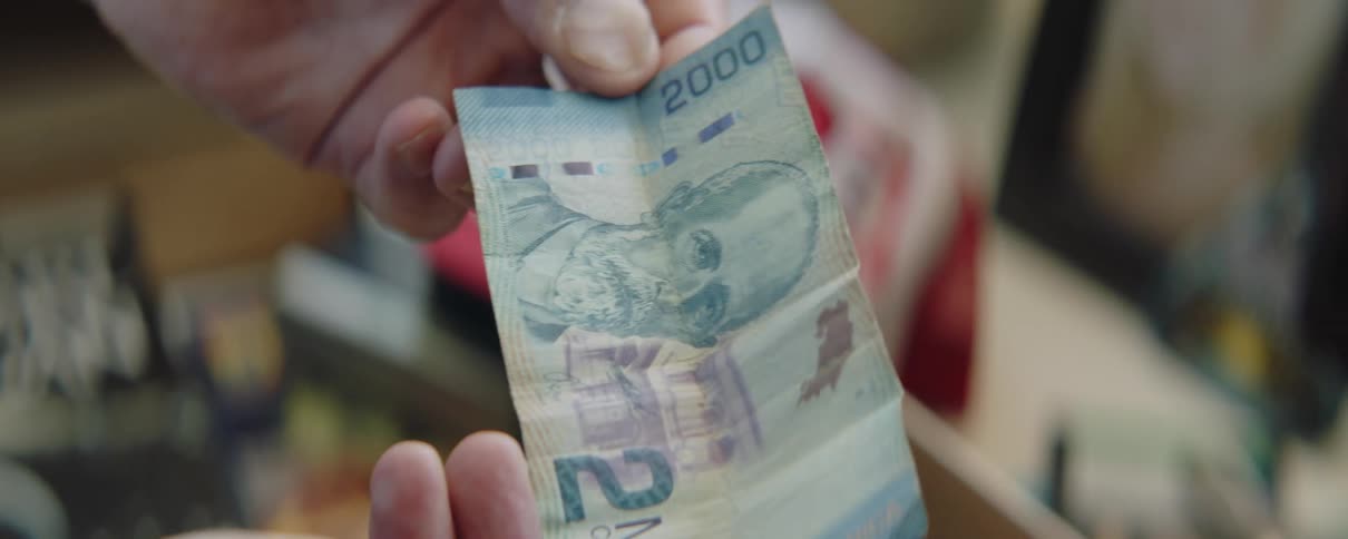 A person is holding a currency note