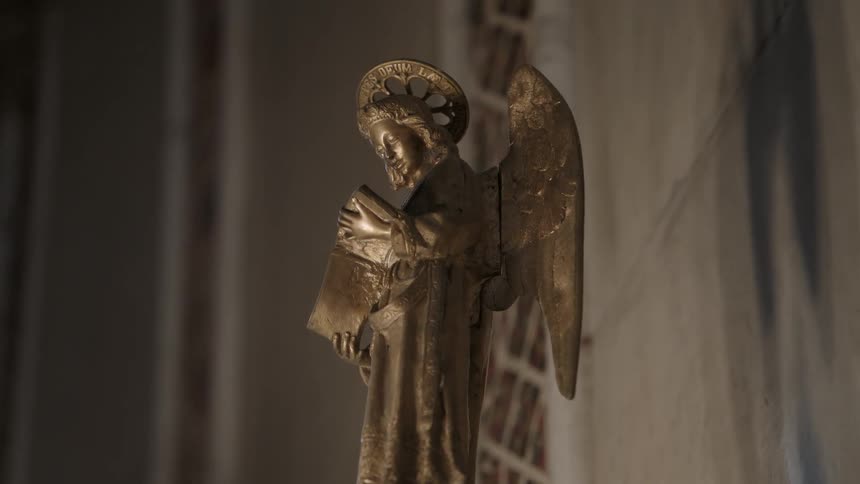 A statue of a reading angel