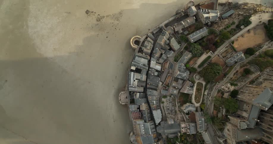 Homes and apartment buildings sit close together in a circle shaped neighborhood