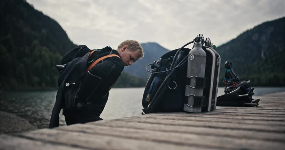 A man is putting on his scuba gear
