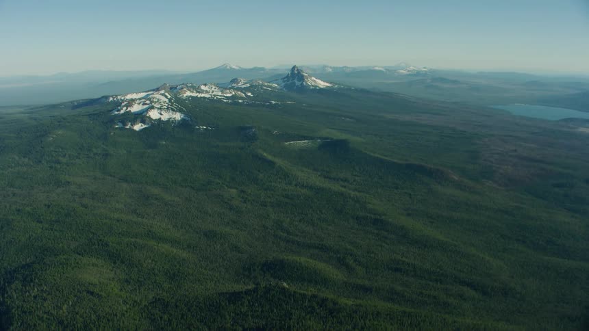 Hyperlapse flying directly towards Mount Thielsen in southern Oregon from 10,000 feet as the clouds fly by