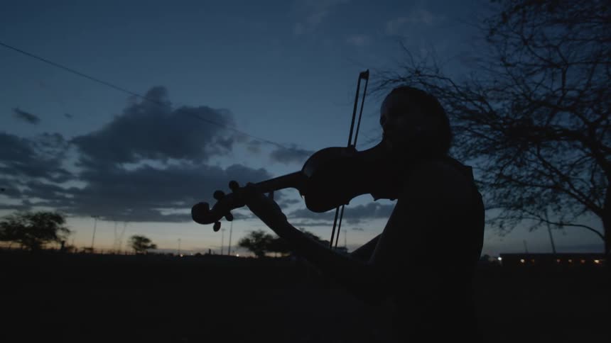 A woman is playingthe violin