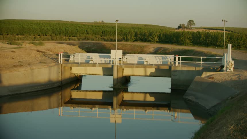 A water diversion dam in an irrigation canal irrigates water to arid farmland in the western US