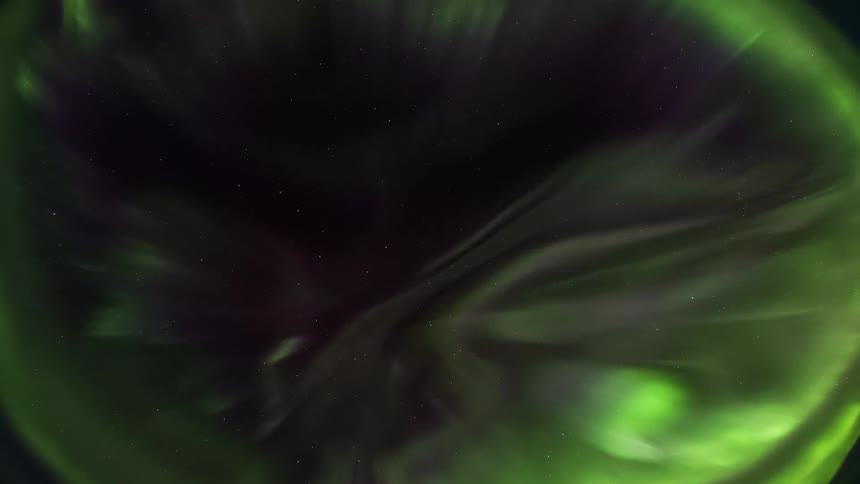 Green rays of light move in the darkness