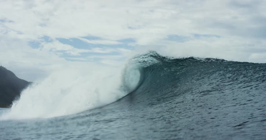 Ocean waves are moving fast in the water
