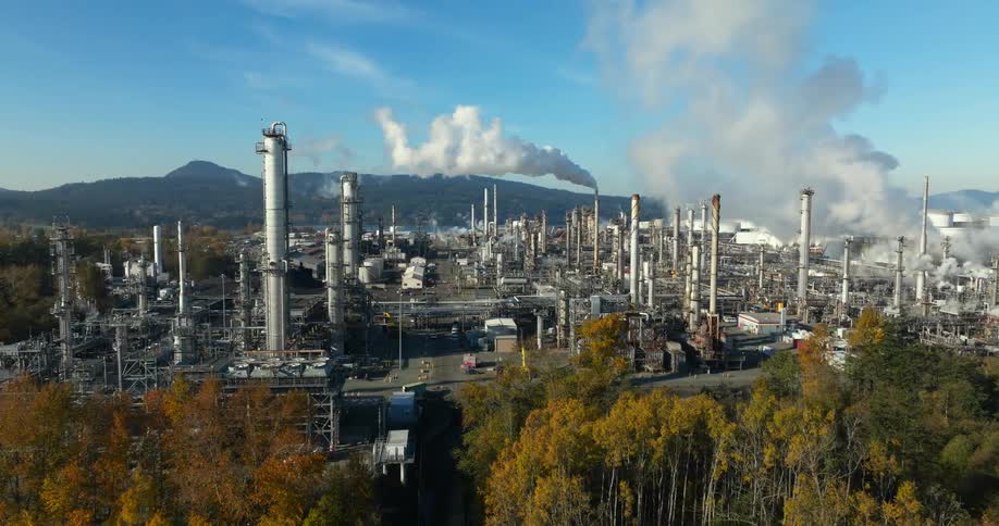 Overview of a large and sprawling oil refinery manufacturing gasoline and diesel fuel