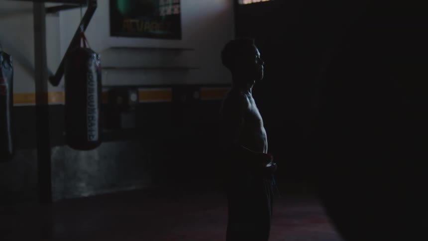 A man is jumping rope in the gym