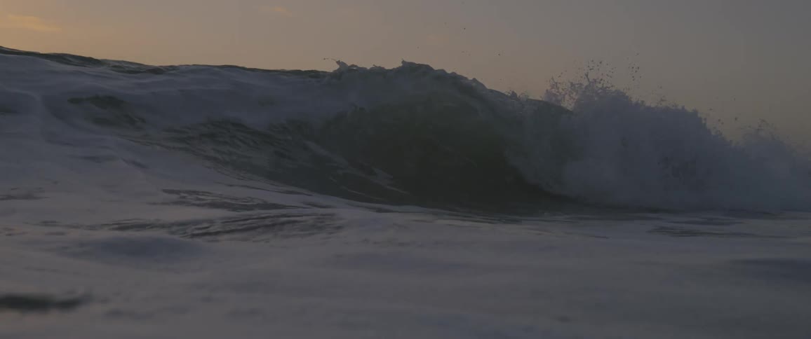A large wave in the ocean in the evening