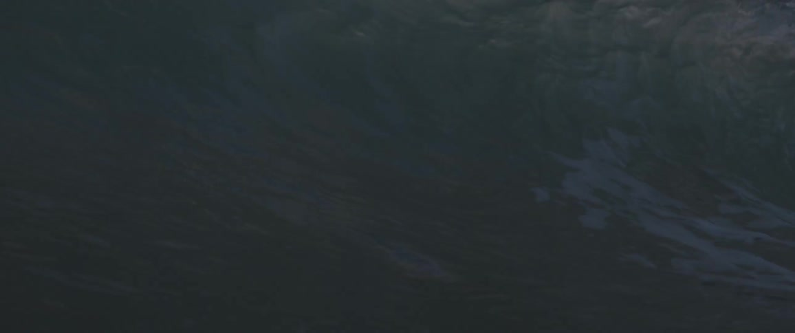 The wave moves in the ocean