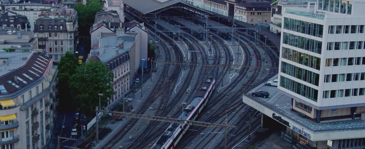 A train coming into the train station on the tracks