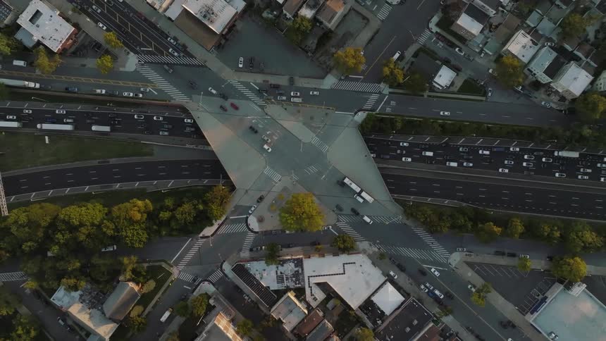 The freeway has heavy traffic in the city