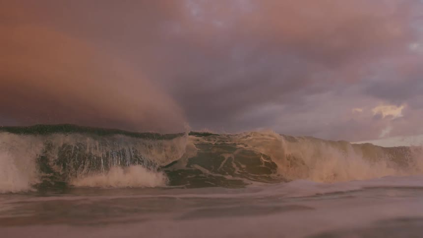 Large waves come crashing down in the ocean