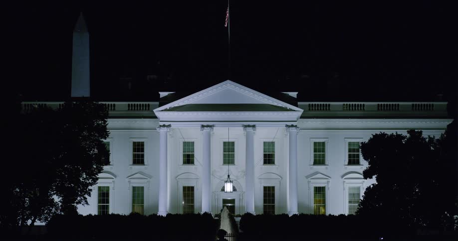 A view of the white house at night