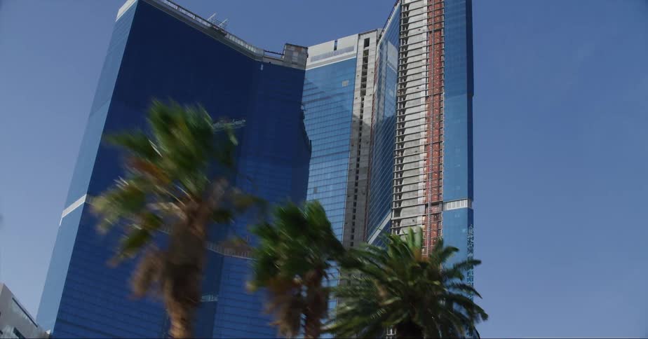A tall hotel is in the city