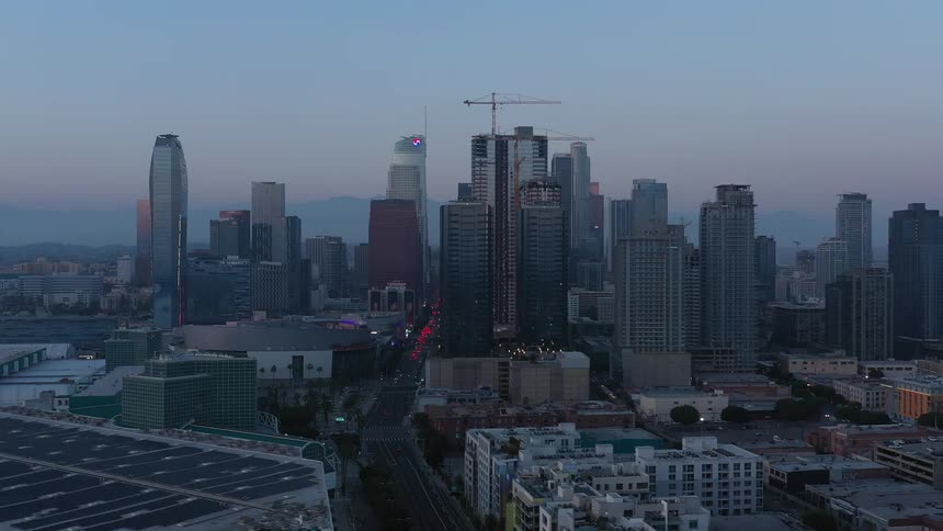 Traffic runs down Figueroa St in Los Angeles