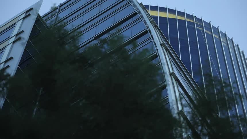 A high rise office building in a city