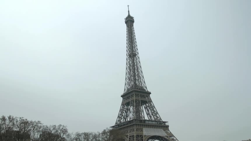 The eiffel tower on a cloudy day
