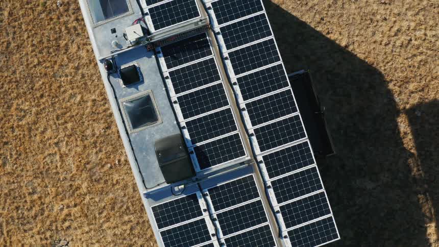 The roof of the trailer is covered with solar panels
