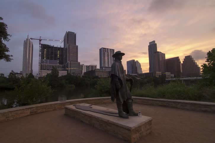 A statue wearing a hat