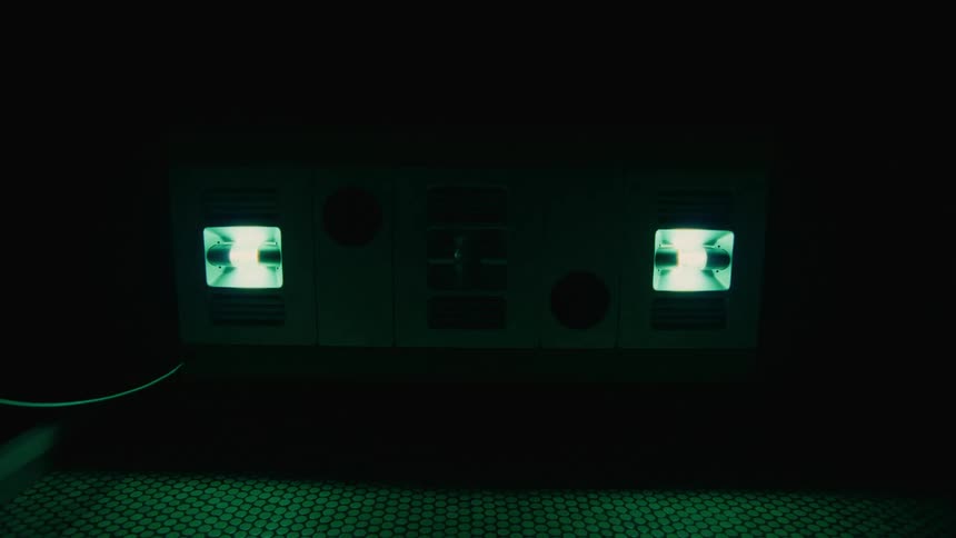 A machine that has red and white lights