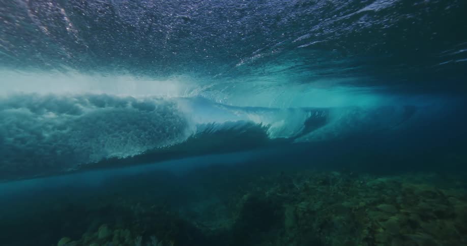 Ocean waves in the sea is displayed