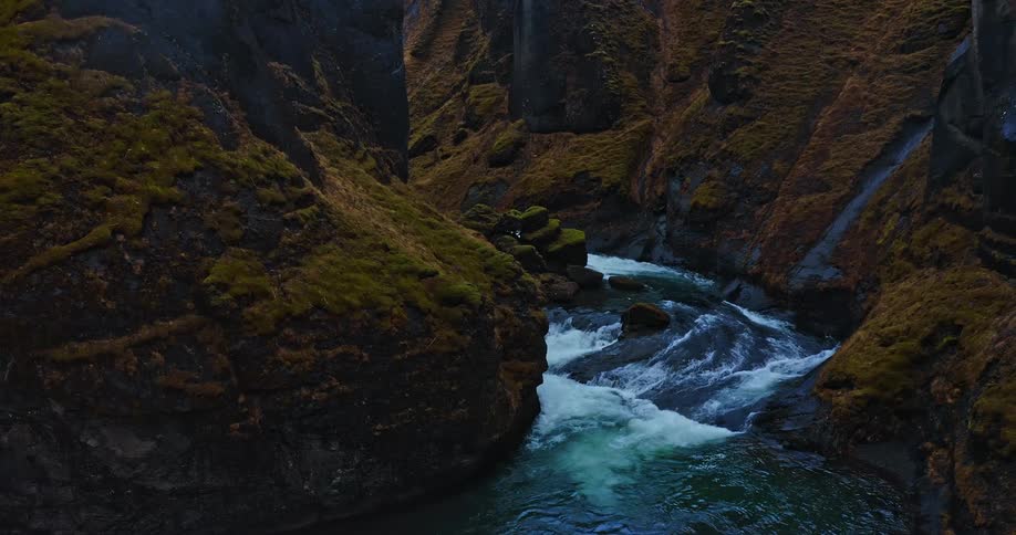 The stream runs over the rocks