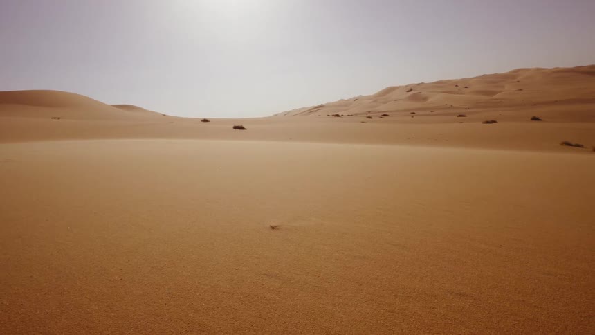 Hot sun shines onto arid desert dunes in Saudi Arabia