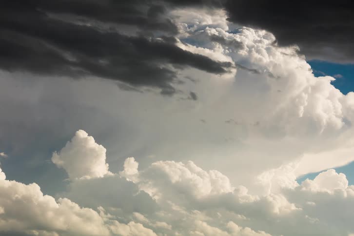 White and dark clouds float in the sky