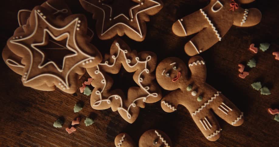 The table is full of gingerbread cookies