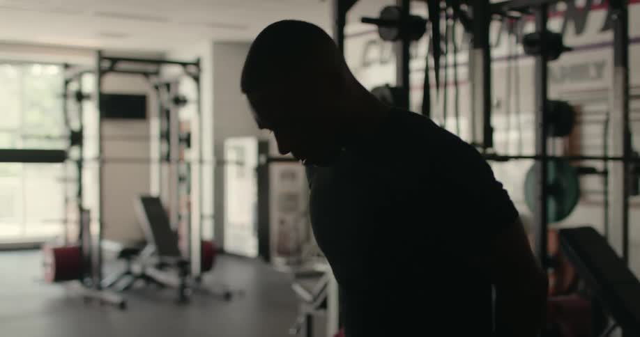 A man is jumping rope in the gym