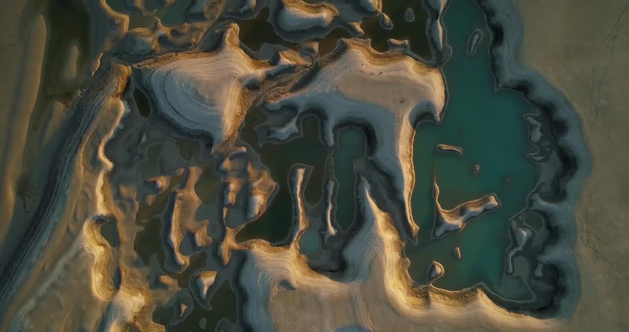 There are ridges with liquid all over