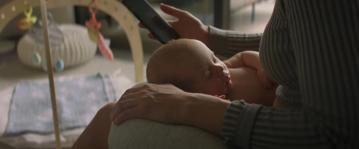 A baby sleeps on its mothers lap