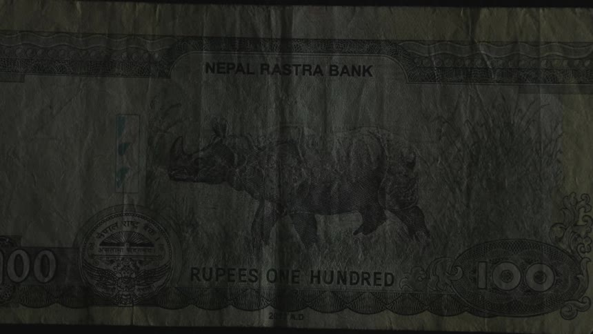 Light flashes on a hundred note