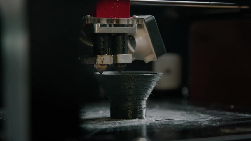 3d printer manufacturing a metal part