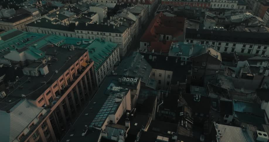 A row of apartment buildings are in the city