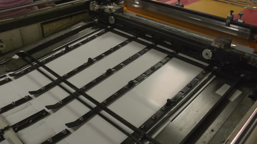 Machine moves trays applying colors