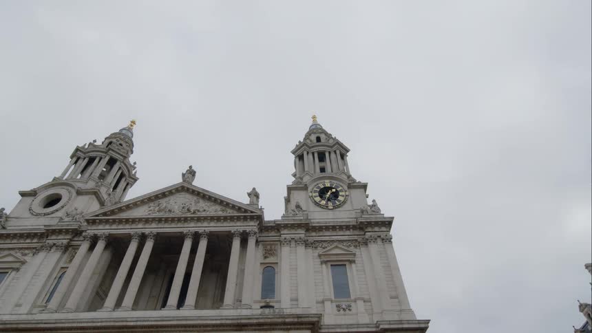 St pauls cathedral in london on a cloudy day