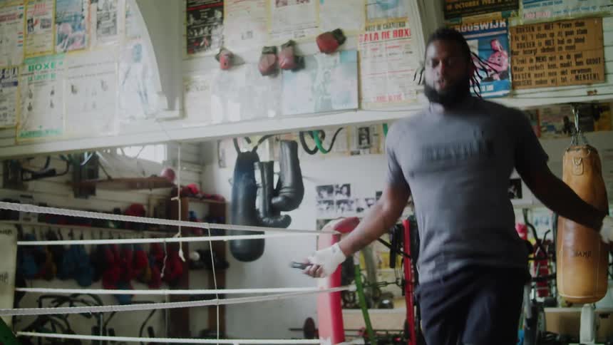 A man is jumping rope in the gym