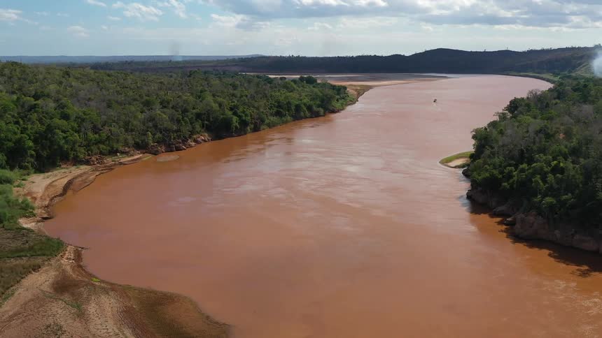 The river runs through the forests