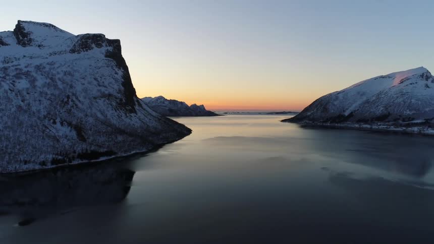 The view is of the arctic area around the winter time