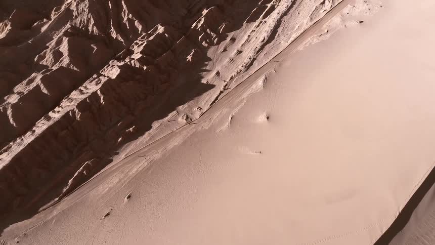 The desert leads to the mountains