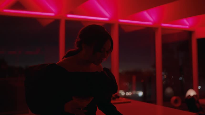 Two women are talking and they are drinking
