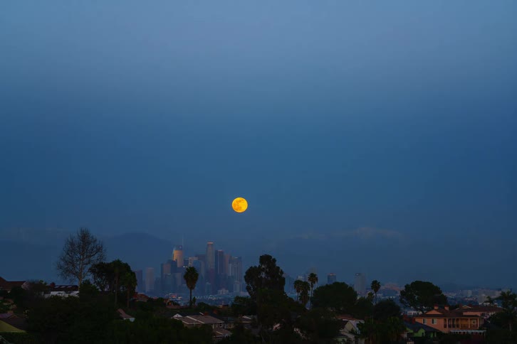 Time lapse view of Los Angeles and the rising moon during the spring season