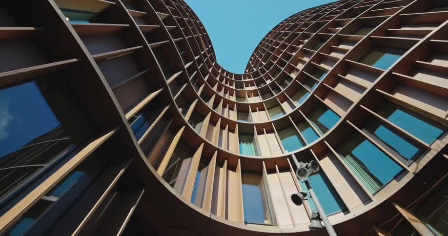 A view of a tall building in a city is displayed
